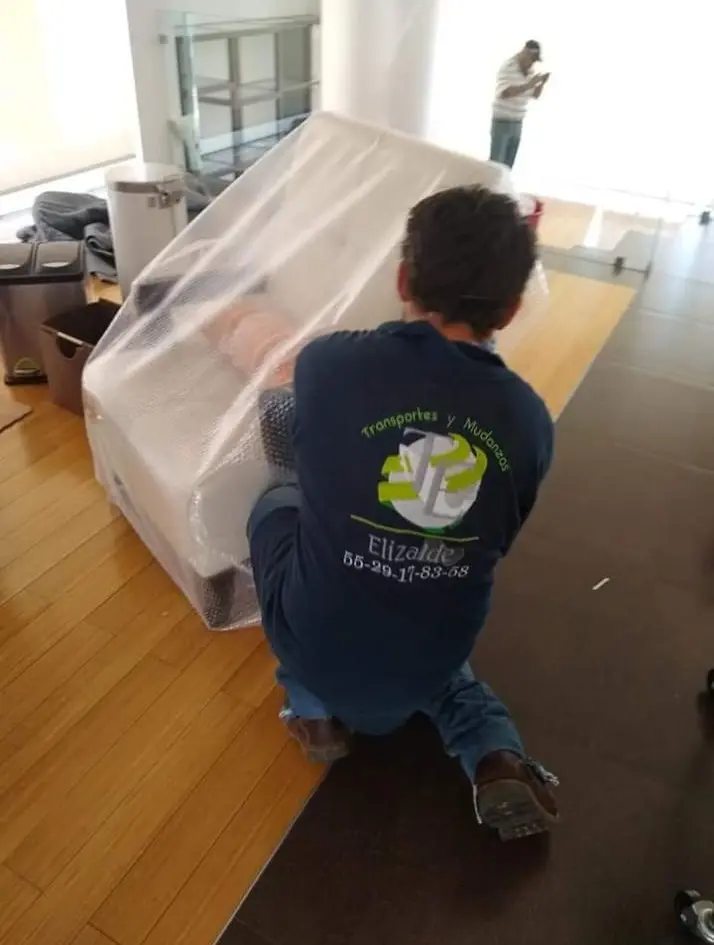 Personal realizando empaque y desempaque protector de objetos frágiles