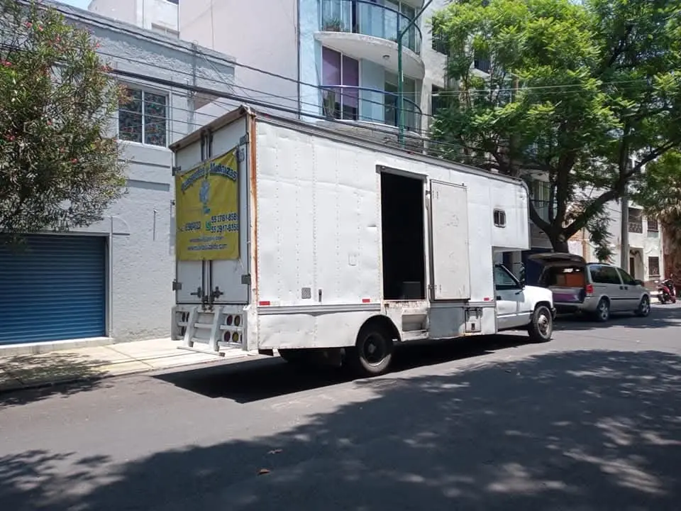 Camioneta tipo copete acolchada para fletes y mudanzas pequeñas
