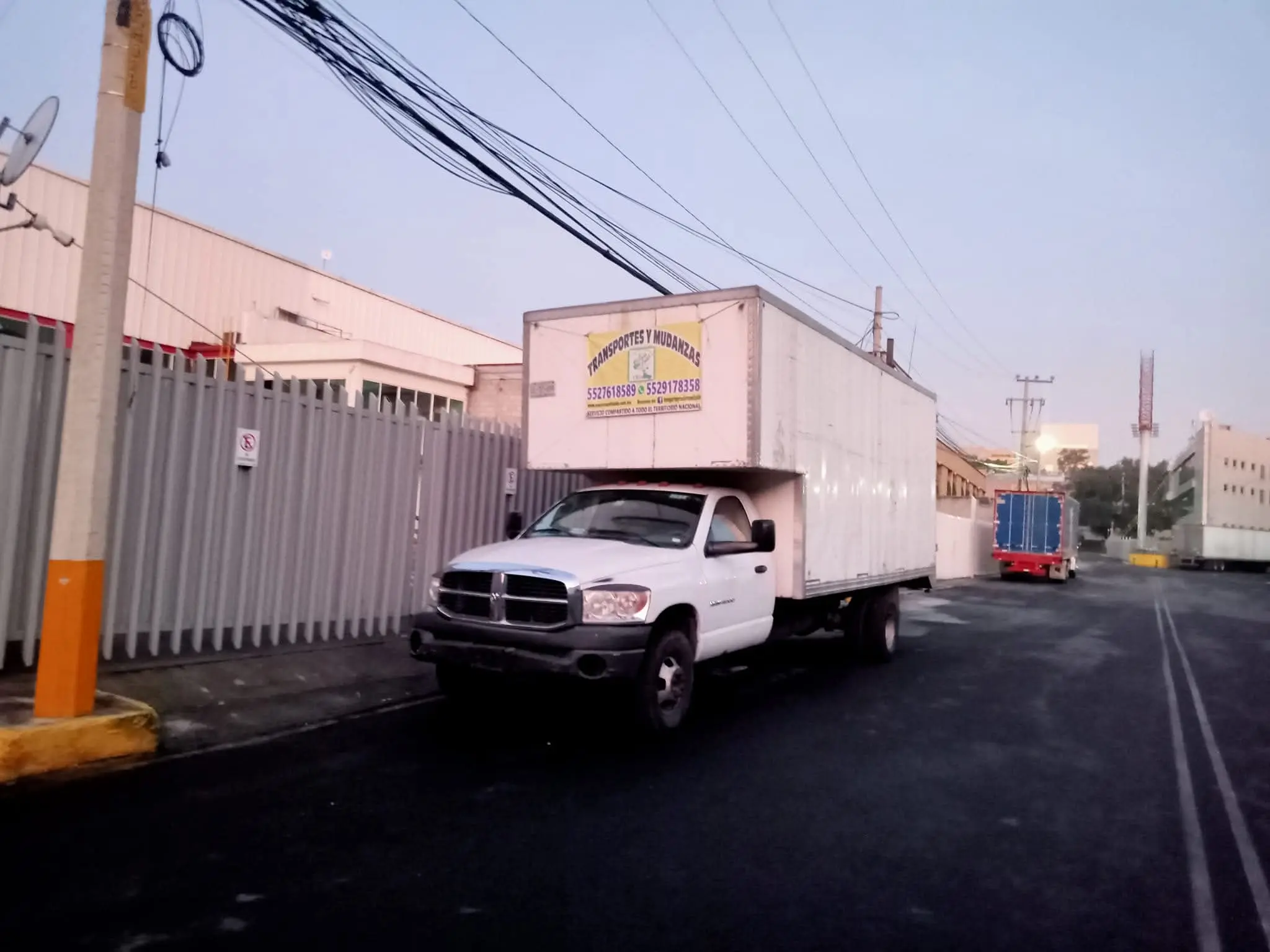 Camionetas y unidades cerradas y acolchadas para mudanzas seguras
