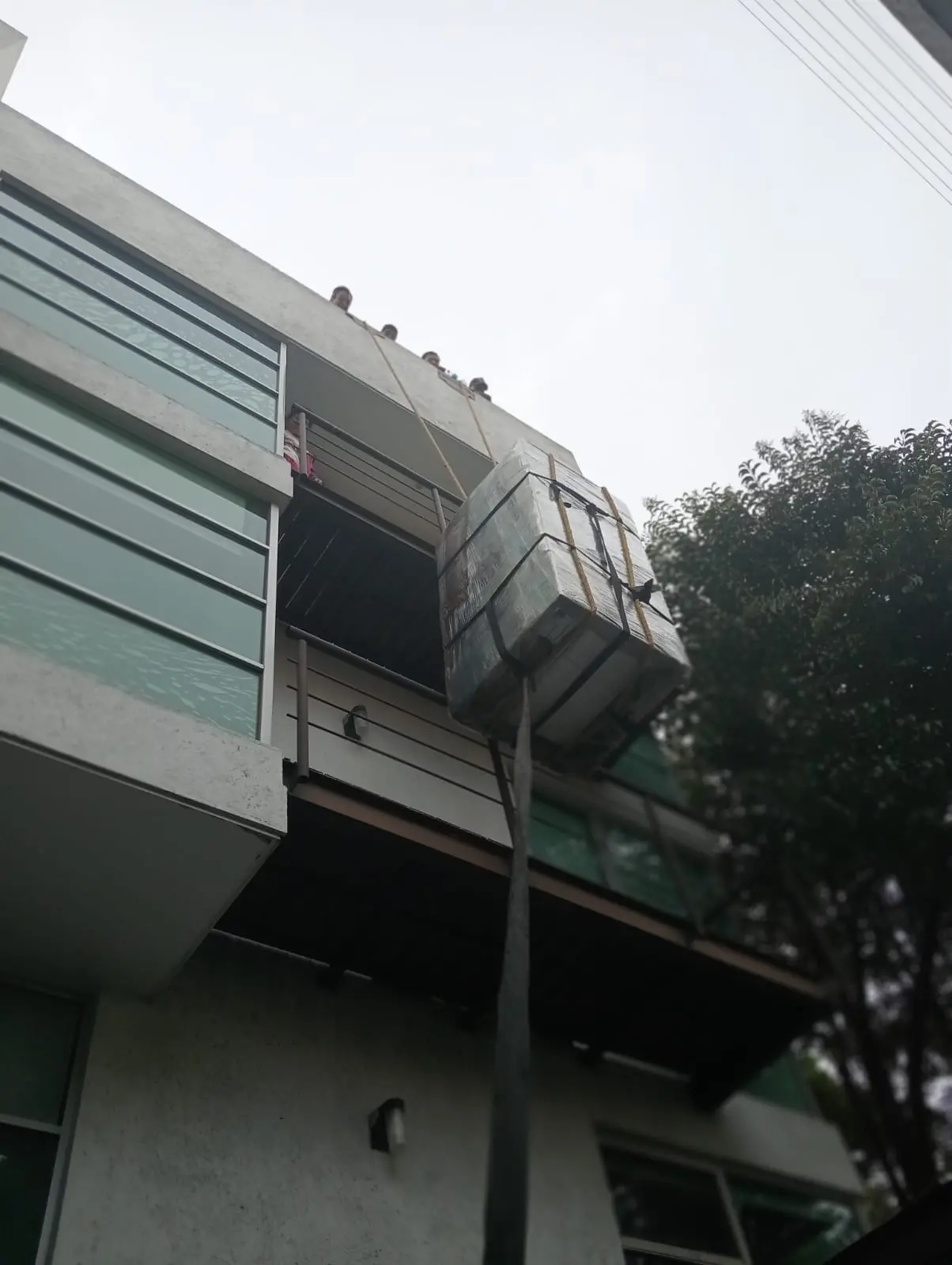 Maniobras especializadas de voladura de muebles por fachadas y balcones